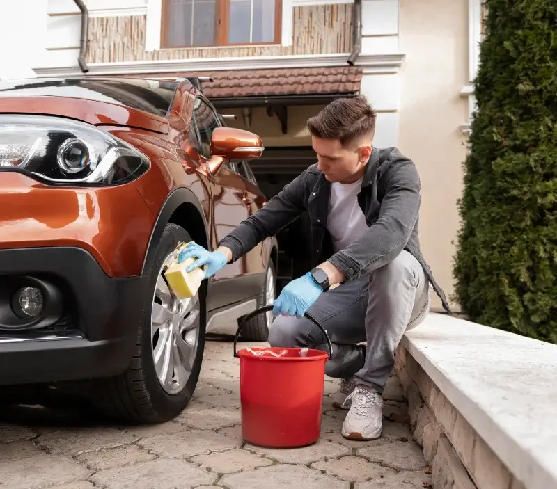 Lavage auto à domicile Monlezun-d'Armagnac : professionnel intervenant sur un véhicule